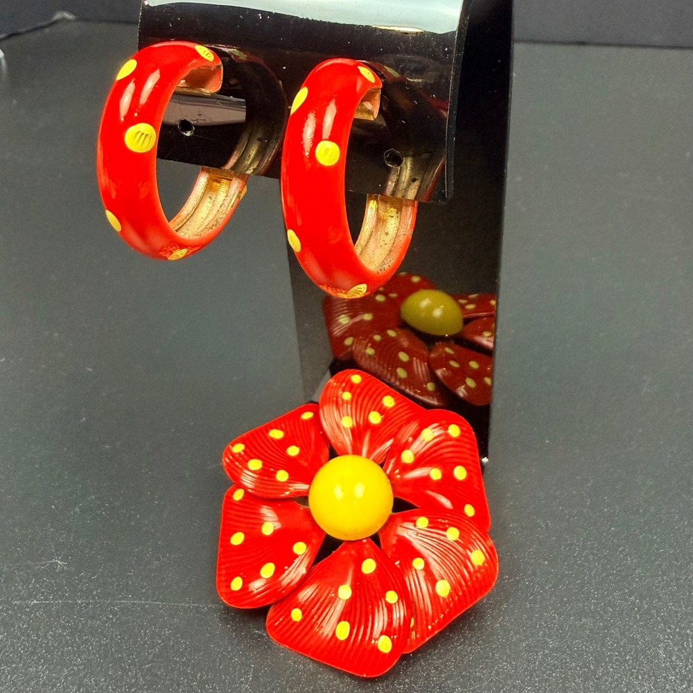 Vintage Red Yellow Polka Dot Enamel‎ Flower Brooch Hoop Clip Earrings 1960s - Picture 2 of 12
